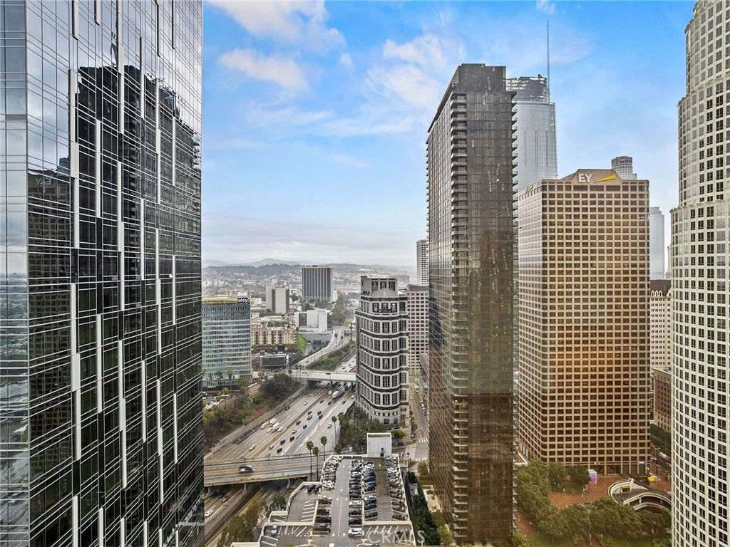 Image 28 of property listing at 877 Francisco Street 4106, Los Angeles, CA 90017