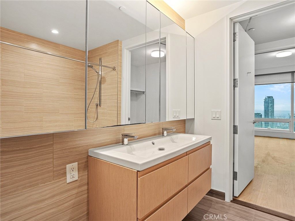 Image 29 of property listing at 877 Francisco Street 4106, Los Angeles, CA 90017