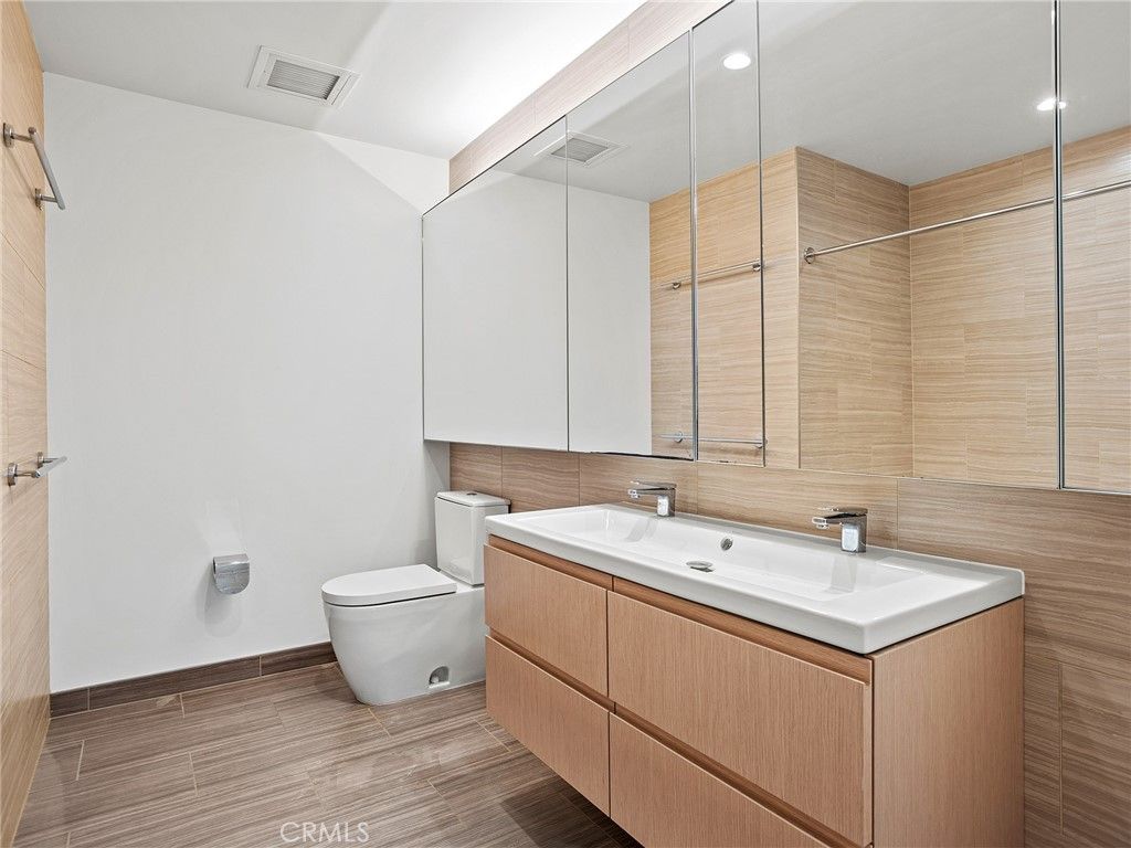 Image 31 of property listing at 877 Francisco Street 4106, Los Angeles, CA 90017