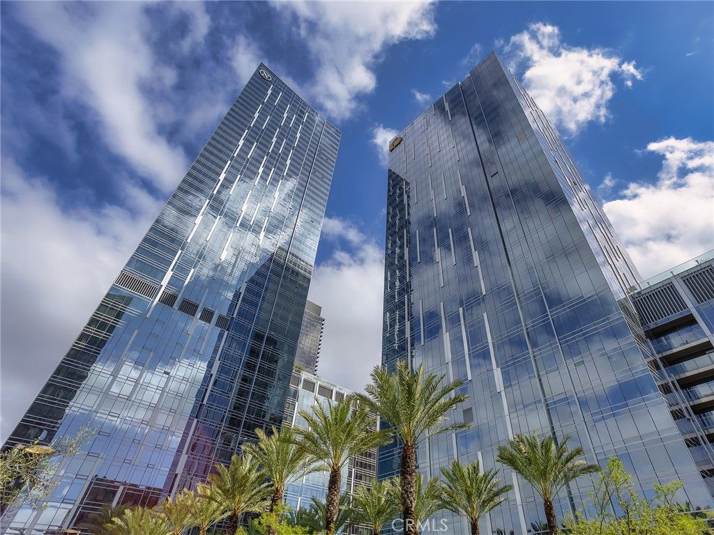 Image 4 of property listing at 877 Francisco Street 4106, Los Angeles, CA 90017