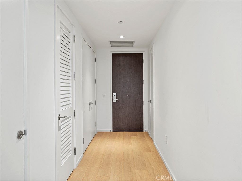 Image 7 of property listing at 877 Francisco Street 4106, Los Angeles, CA 90017