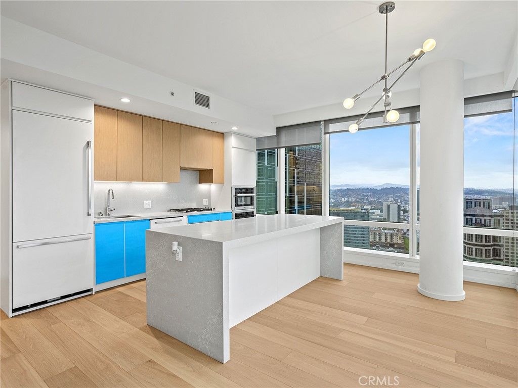 Image 8 of property listing at 877 Francisco Street 4106, Los Angeles, CA 90017