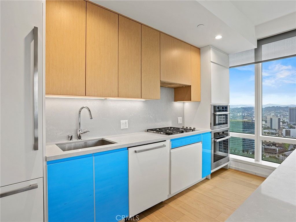 Image 9 of property listing at 877 Francisco Street 4106, Los Angeles, CA 90017