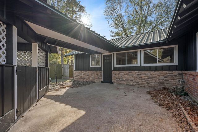 105 N Woodsway Street E, Conroe, TX 77301