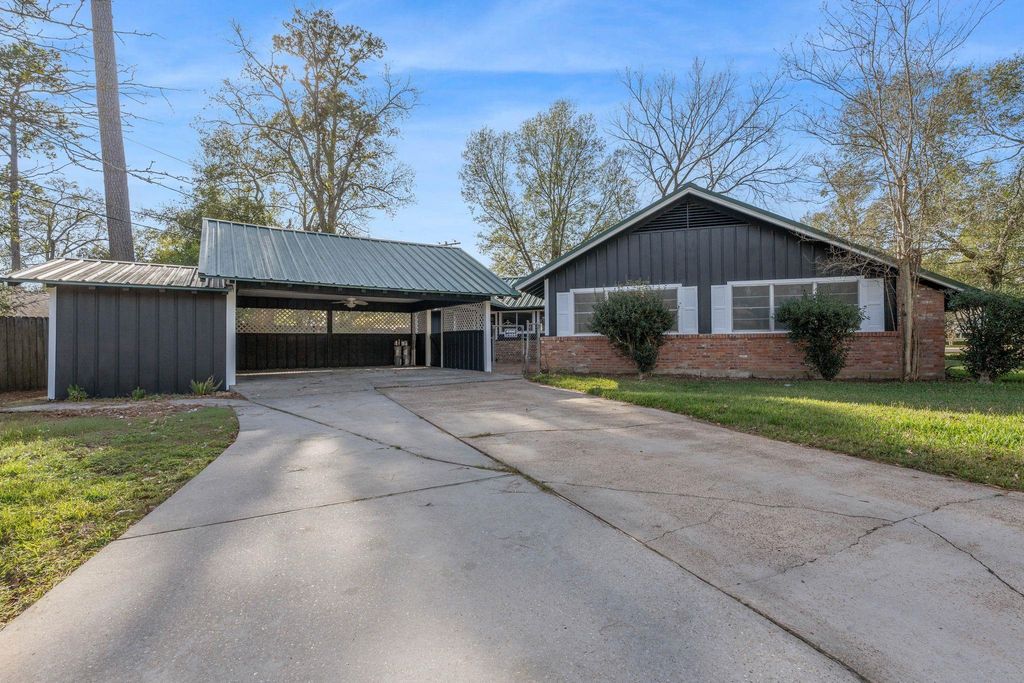 105 N Woodsway Street E, Conroe, TX 77301