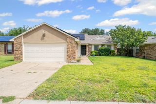 2121 Newbury Drive, Arlington, TX 76014