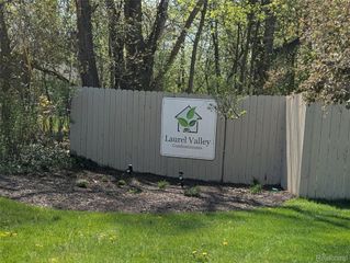 1390 Laurel Valley Drive, Waterford Charter Township, MI 48327