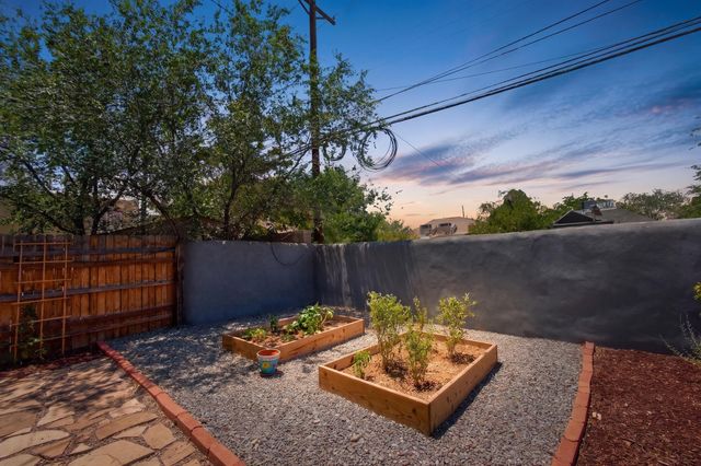 415 Edith Boulevard SE, Albuquerque, NM 87102