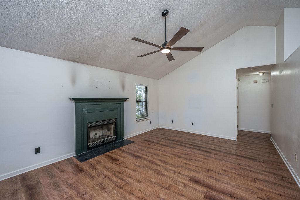 Image 11 of property listing at 1221 Jeanna Street, Summerville, SC 29486