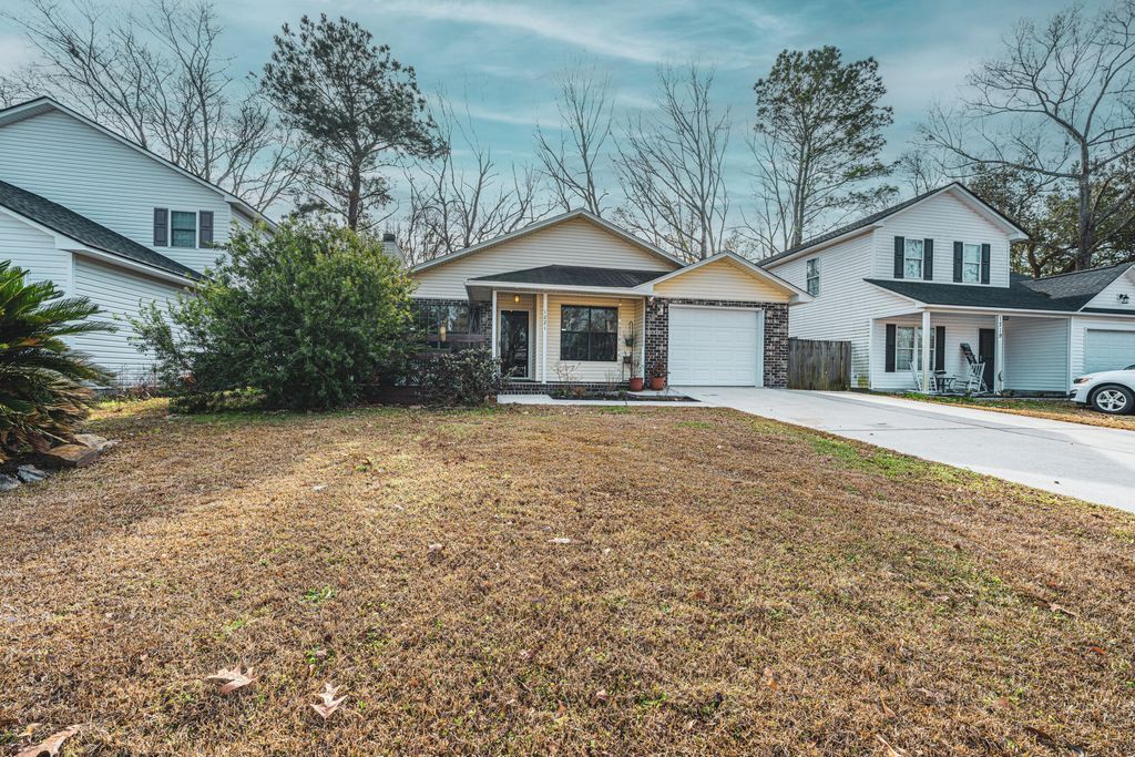 Image 2 of property listing at 1221 Jeanna Street, Summerville, SC 29486