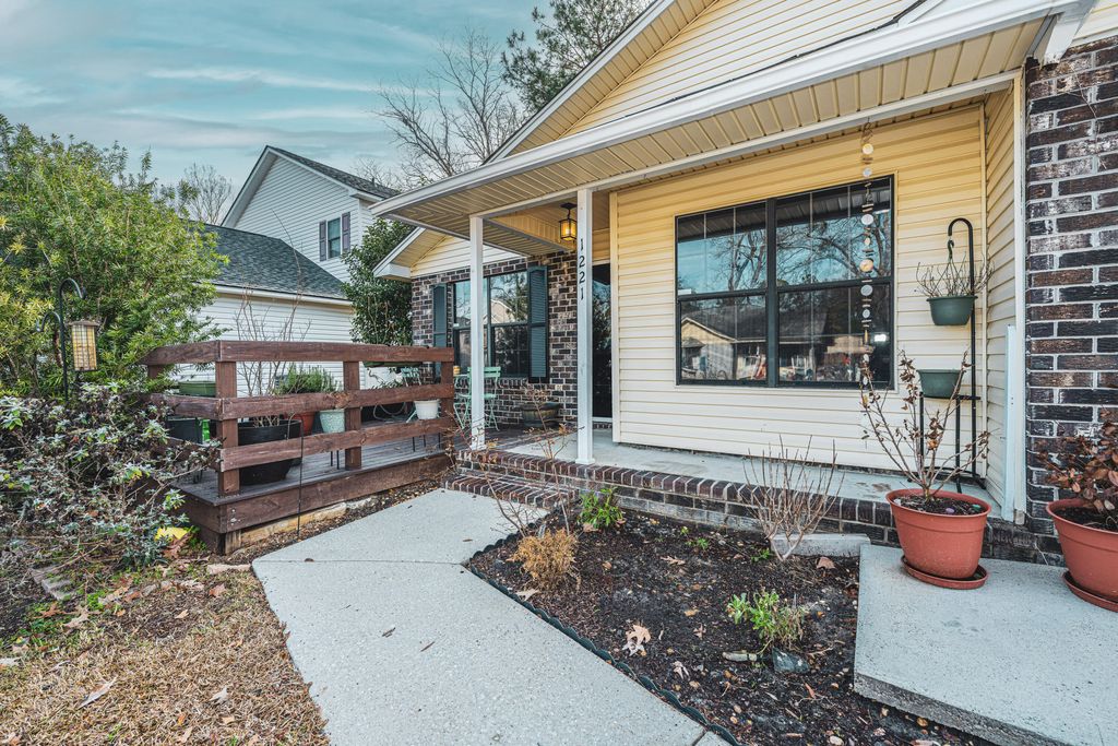 Image 8 of property listing at 1221 Jeanna Street, Summerville, SC 29486