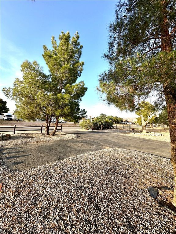 Image 12 of property listing at 22773 Powhatan Road, Apple Valley, CA 92308
