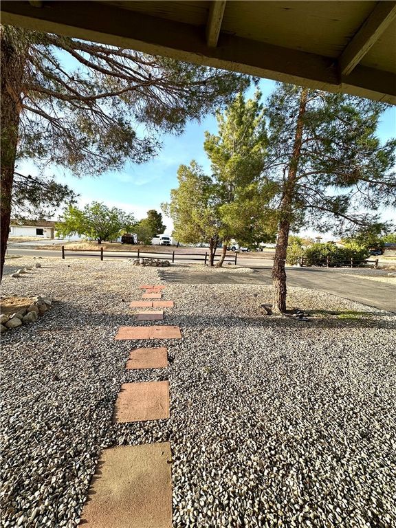 Image 7 of property listing at 22773 Powhatan Road, Apple Valley, CA 92308
