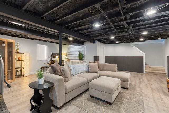 2436 Newport Drive, Naperville, IL 60565