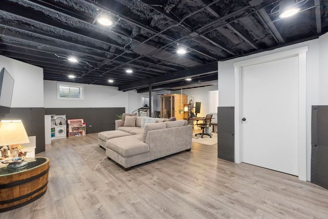 2436 Newport Drive, Naperville, IL 60565