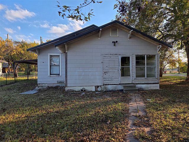 809 W Third Street, Clarksville, TX 75426