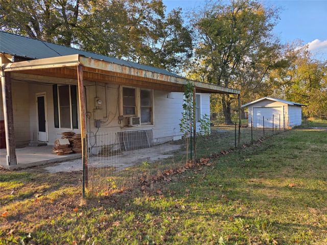809 W Third Street, Clarksville, TX 75426