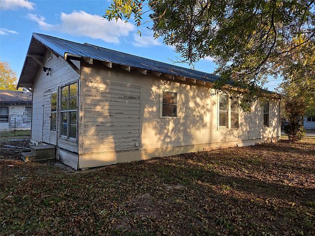 809 W Third Street, Clarksville, TX 75426