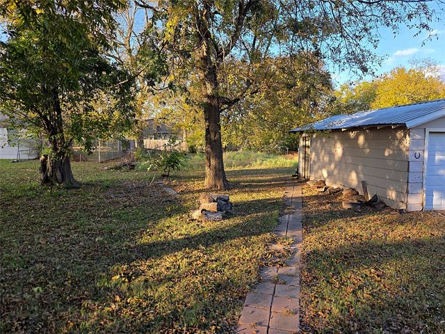 809 W Third Street, Clarksville, TX 75426