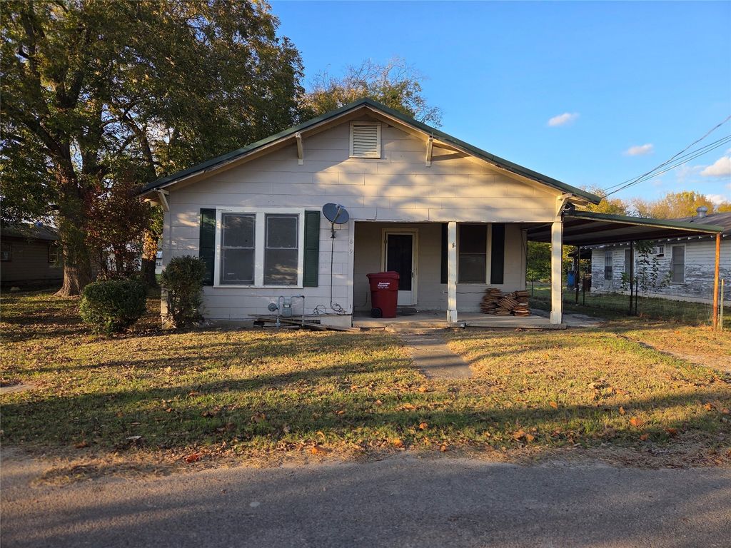 809 W Third Street, Clarksville, TX 75426