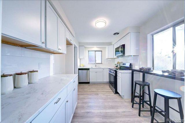 21661 Cloverlawn Street, Oak Park, MI 48237