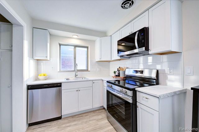 21661 Cloverlawn Street, Oak Park, MI 48237