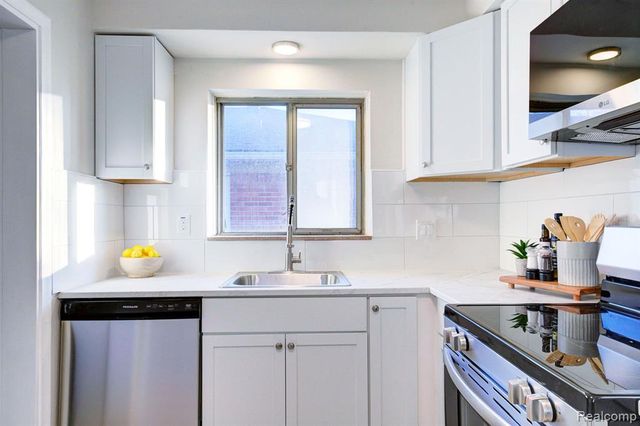 21661 Cloverlawn Street, Oak Park, MI 48237