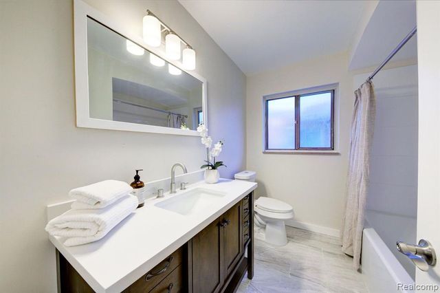 21661 Cloverlawn Street, Oak Park, MI 48237