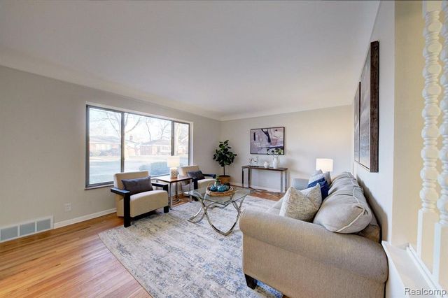 21661 Cloverlawn Street, Oak Park, MI 48237