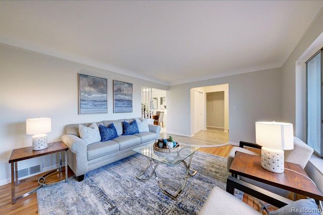 21661 Cloverlawn Street, Oak Park, MI 48237