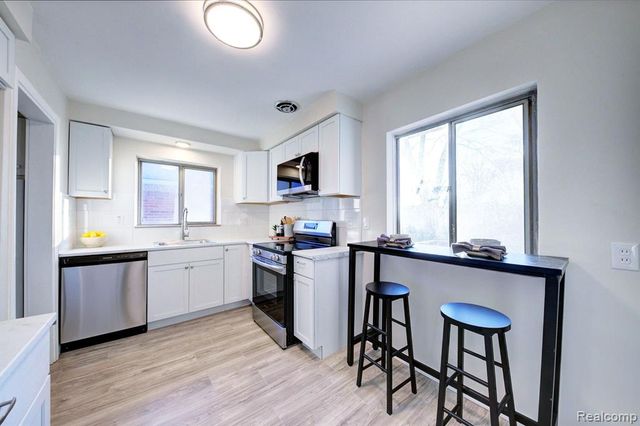 21661 Cloverlawn Street, Oak Park, MI 48237