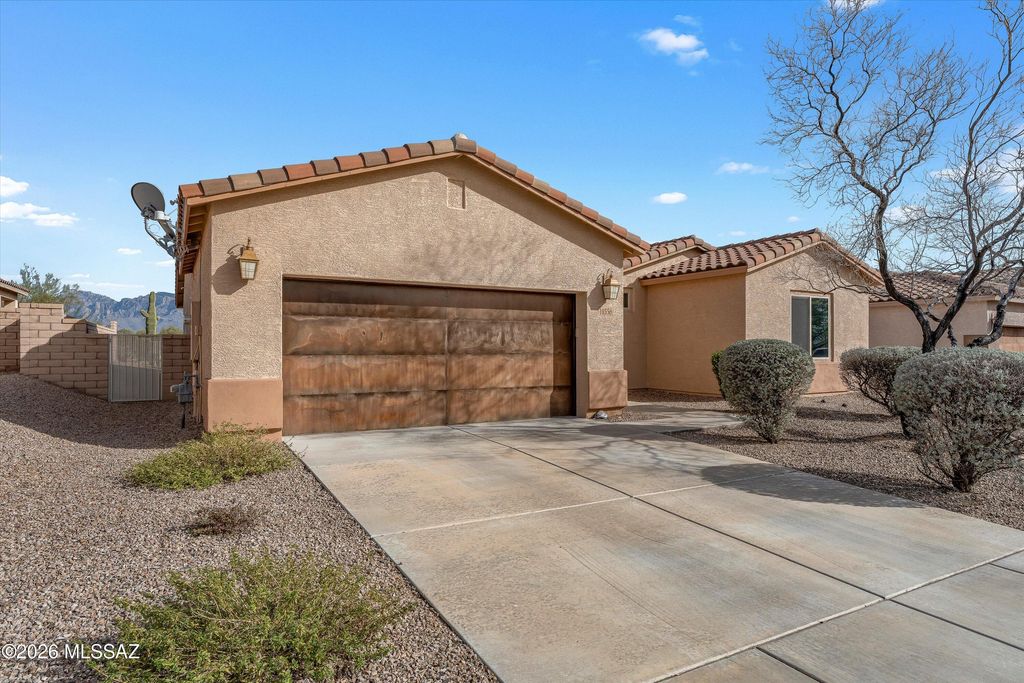 Image 2 of property listing at 11556 N Adobe Village Place, Marana, AZ 85658