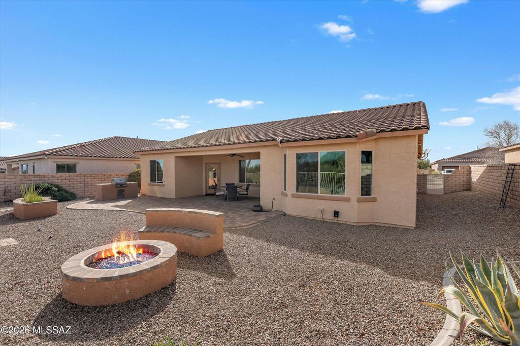 Image 35 of property listing at 11556 N Adobe Village Place, Marana, AZ 85658