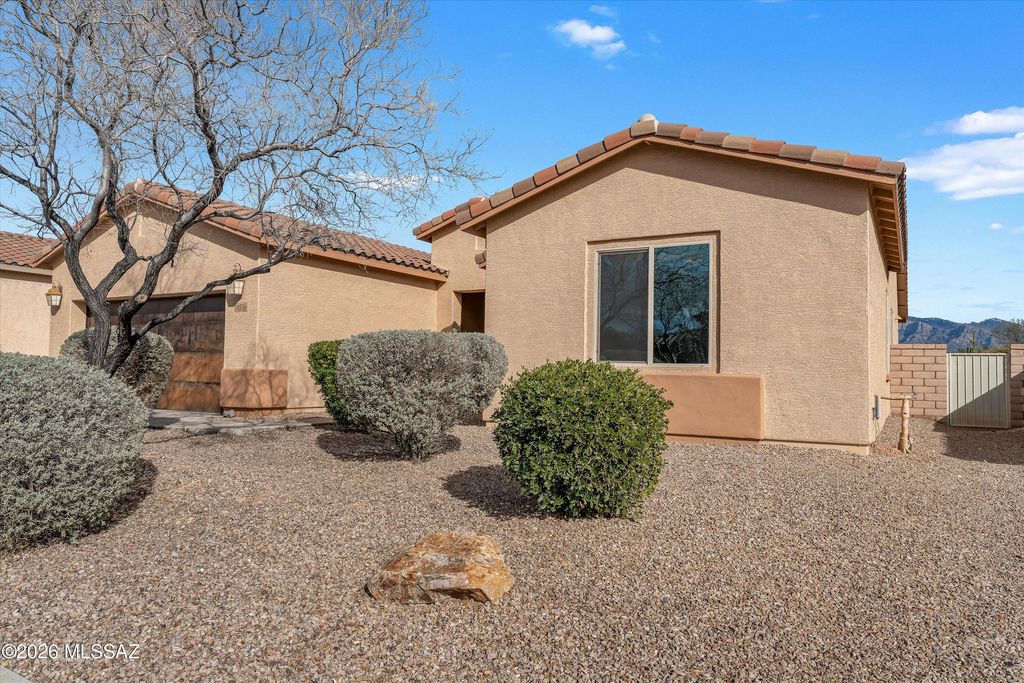 Image 4 of property listing at 11556 N Adobe Village Place, Marana, AZ 85658
