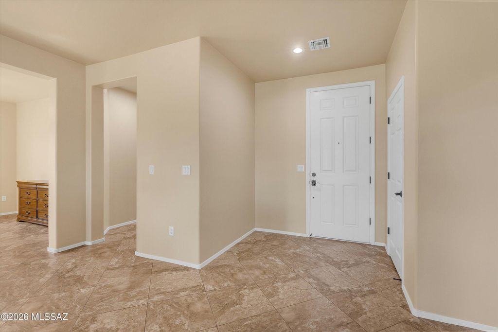 Image 5 of property listing at 11556 N Adobe Village Place, Marana, AZ 85658