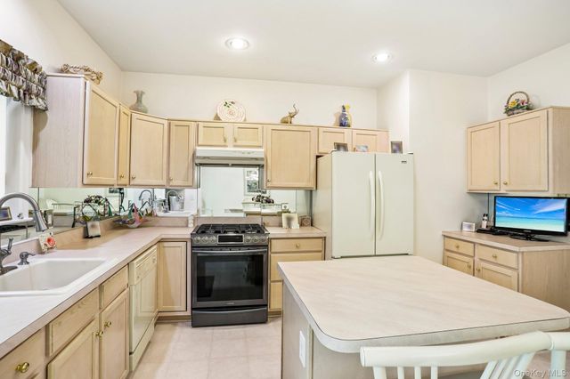 148 Foltim Way, Congers, NY 10920