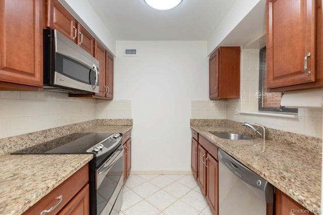 37 Bronxville Glen Drive Bldg 5 Bldg 5, Unit 1, Bronxville, NY 10708