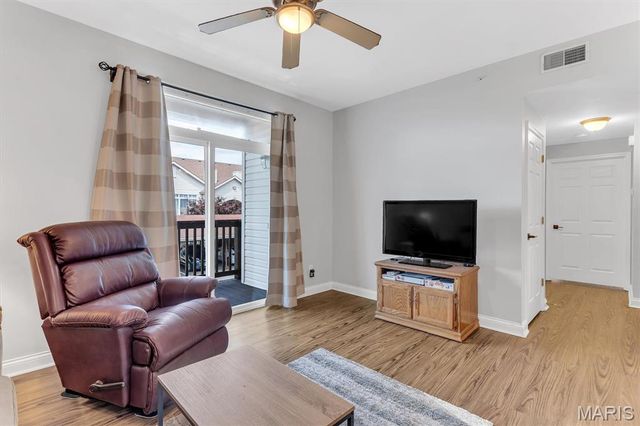 1236 Gardens Circle Drive M, St Louis, MO 63125