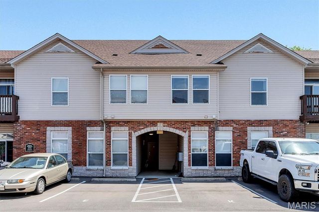 1236 Gardens Circle Drive M, St Louis, MO 63125
