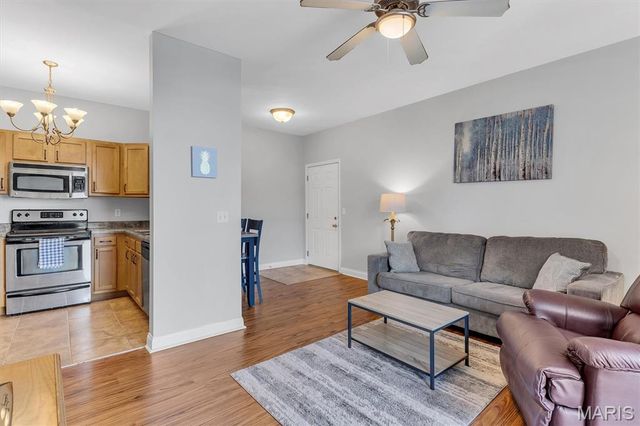 1236 Gardens Circle Drive M, St Louis, MO 63125