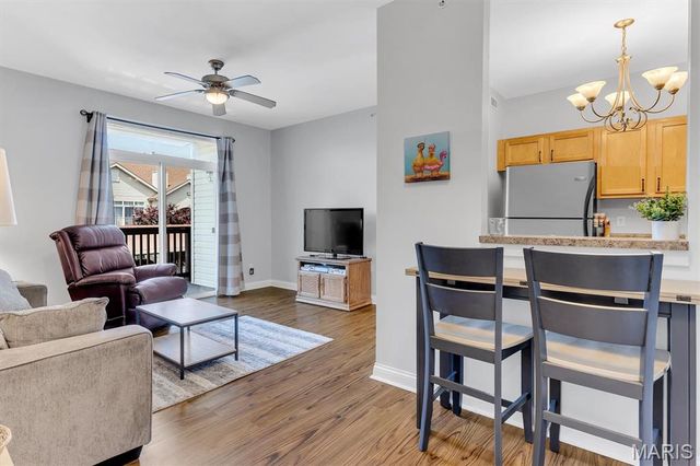 1236 Gardens Circle Drive M, St Louis, MO 63125