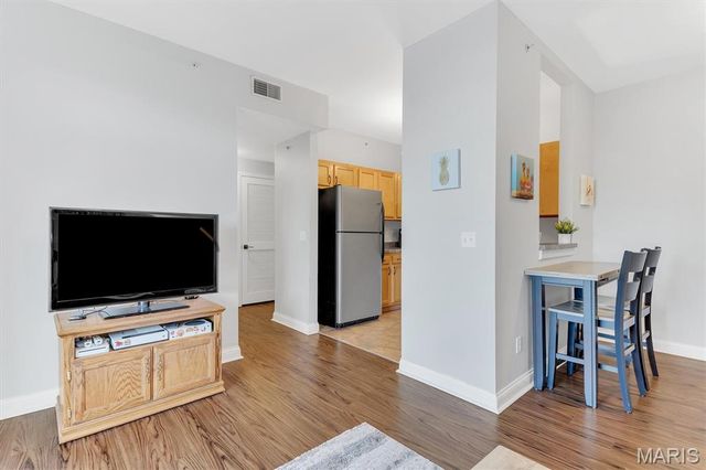 1236 Gardens Circle Drive M, St Louis, MO 63125