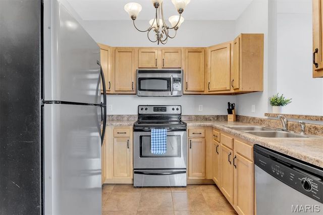 1236 Gardens Circle Drive M, St Louis, MO 63125