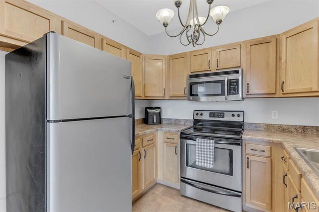 1236 Gardens Circle Drive M, St Louis, MO 63125