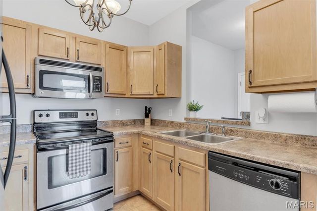 1236 Gardens Circle Drive M, St Louis, MO 63125