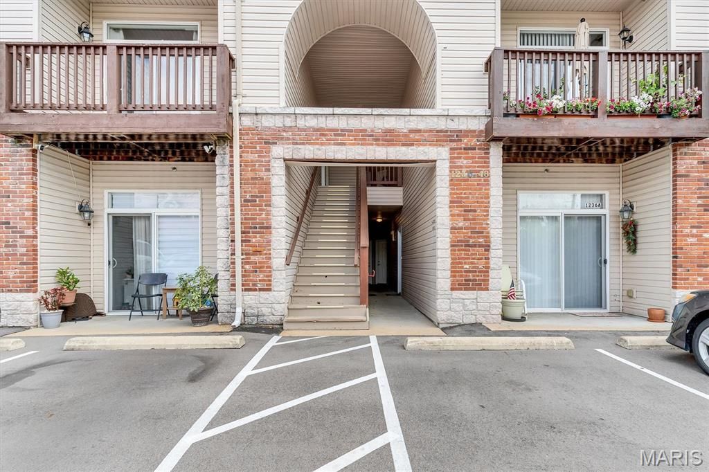 1236 Gardens Circle Drive M, St Louis, MO 63125