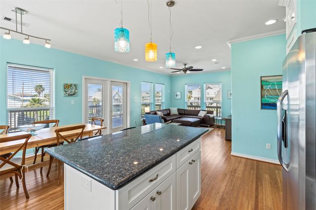 3923 Reeves Drive, Galveston, TX 77554