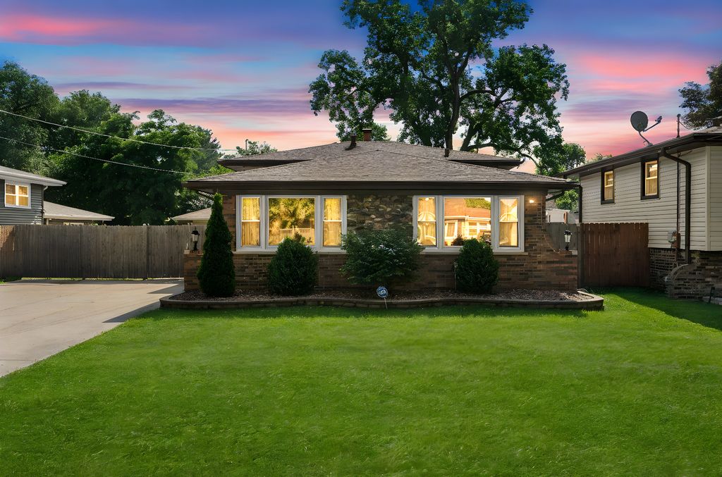 10909 s Neenah Avenue, Worth, IL 60482