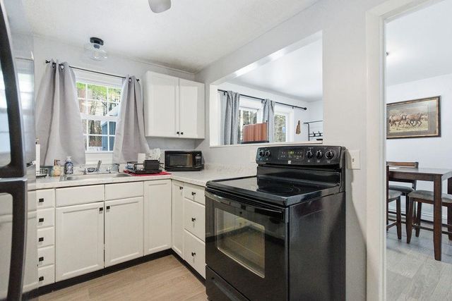 10 Woodburn Dr Apt C, Litchfield, NH 03052