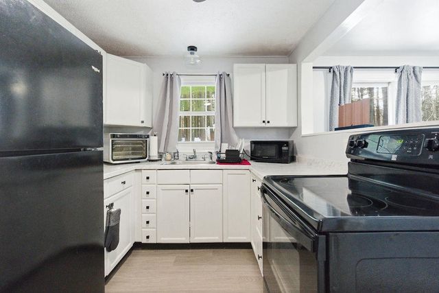 10 Woodburn Dr Apt C, Litchfield, NH 03052